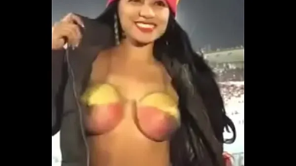 HD-Ecuadorian girl showing her tits at a soccer game drivrör