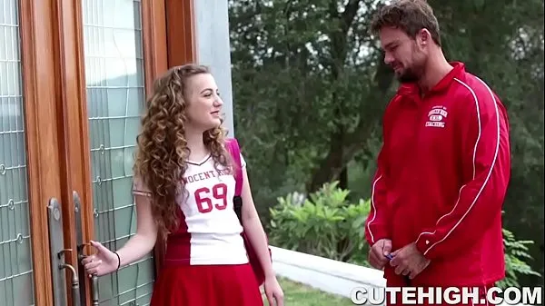 HD Cheerleader Seduces Coach aandrijfbuis