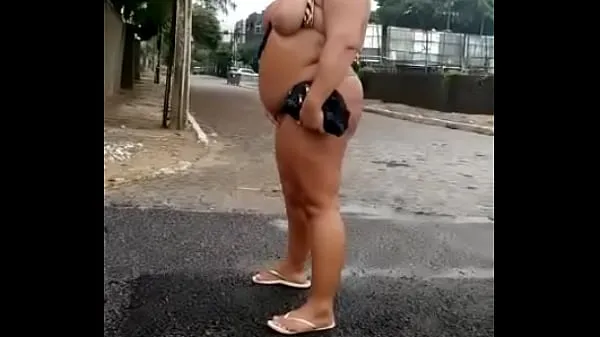 أنبوب محرك Chubby in the siririca on the street عالي الدقة