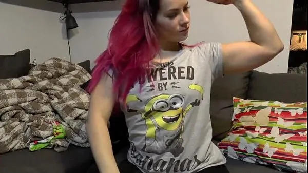 HD Muscular Girl Flexing Her Big Biceps sürücü Tüpü