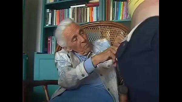 Tubo di azionamento Nonna di 92 anni che succhia il cazzo del nipote. FLV HD