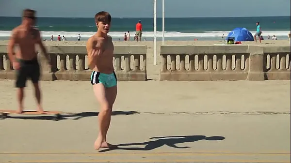 Trubka pohonu HD Twink dancing in the beach with speedo bulge / Novinho dançando sunga na praia