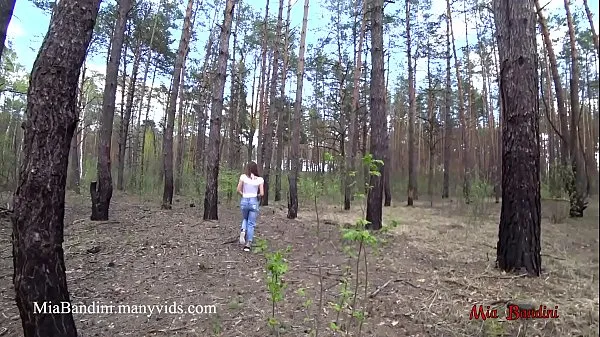 Unidad de Follada pública al aire libre para Mia en forma en el bosque. Mía Bandini HD Tube