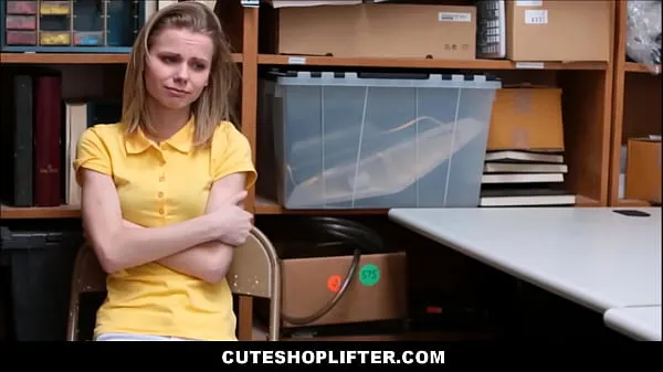 Tubo di azionamento Cute Blonde Skinny Teen Caught Stealing Scopata dall'ufficiale HD