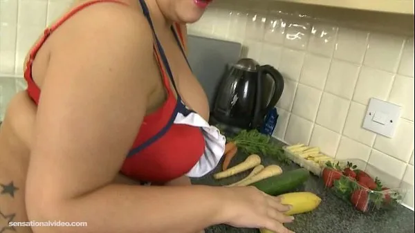 HD Plump British MILF Deepthroats Vegetables drive Tabung