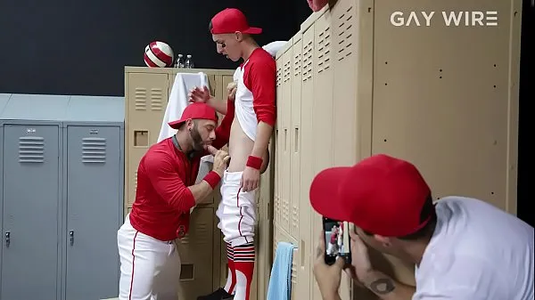 Tube d’entraînement HD GAYWIRE - Tristan Hunter se fait baiser dans les vestiaires par l'entraîneur Eddy Ceetee