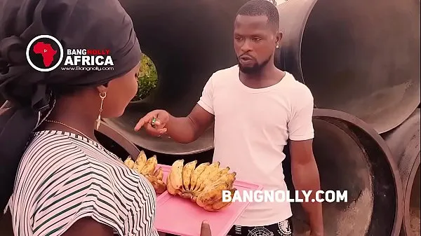 HD A lady who sales Banana got fucked by a buyer -while teaching him on how to eat the banana pemacu Tube