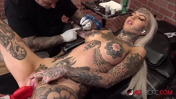 HD Amber Luke se masturba enquanto faz uma tatuagem acionamento Tube