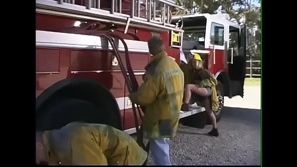 Unidad de Puta rubia hambrienta está sirviendo a todo el equipo de bomberos directamente en el camión de bomberos HD Tube