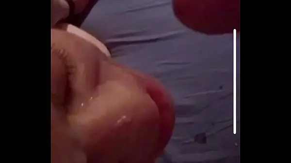 HD Schlampiger Blowjob endet mit riesiger Gesichtsbehandlung für junge Schlampe (POV Laufwerk Tube