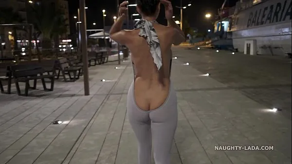 أنبوب محرك Naughty Lada wears backless coveralls and exposes her butt in public عالي الدقة