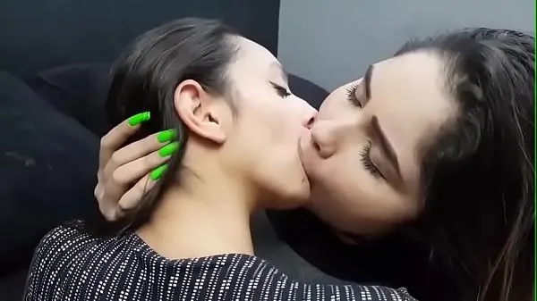 HD Lesbian kissing 驱动管