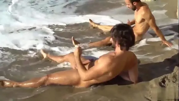 एचडी Two gay friends stroking at the beach ड्राइव ट्यूब