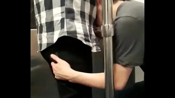 HD teen sucking dick on the subway aandrijfbuis