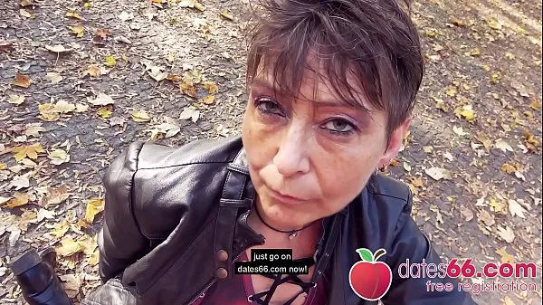 Tubo di azionamento Needy OLD MILF - quasi GILF - ha ottenuto il botto del parco PUBBLICO a Berlino, Germania (gli sconosciuti sono in giro) - La troia arrapata RUBINA trovata su HD