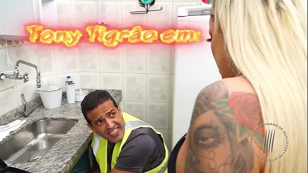 HD Tony Tigger in: THE HUMBLE PLUMBING Ep 2: THE KITCHEN BLONDE! Marking the return of the spectacular LOLLA MARTINELLI to the TIGRÃO CANAL in another horny scene! And the full scene is already on RED waiting for you drive Tube