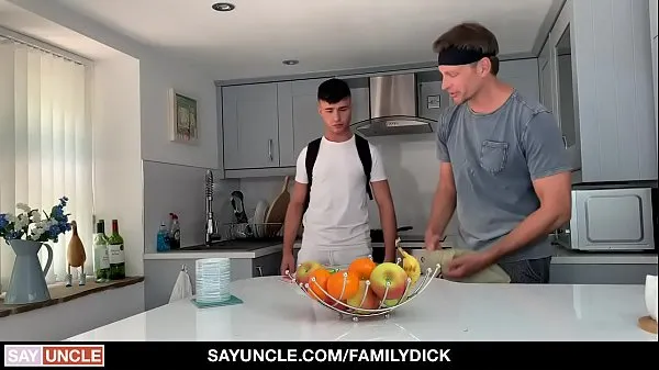 HD Family Dick - O padrasto fode o enteado acionamento Tube