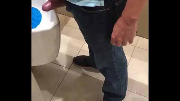 HD Lord shows me his cock in the bathrooms aandrijfbuis