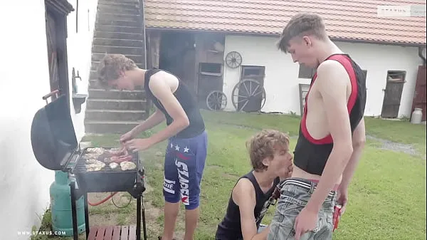 HD Friends go out for a barbecue and end up fucking bareback sürücü Tüpü