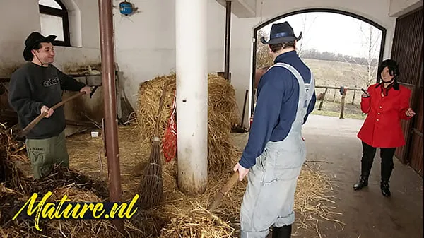 Unidad de Peludo domador de caballos doble penetrado en un establo de caballos por primera vez HD Tube