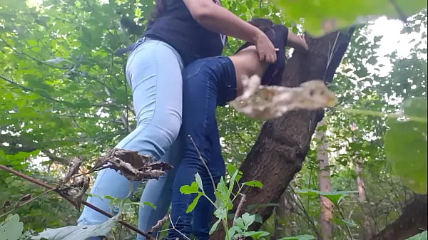 Unidad de Cogí a mi novia con un arnés en el bosque - Lesbian Illusion Girls HD Tube