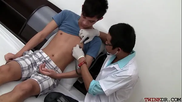 HD Asian twink gets examined and breeded from behind by doctor meghajtó cső