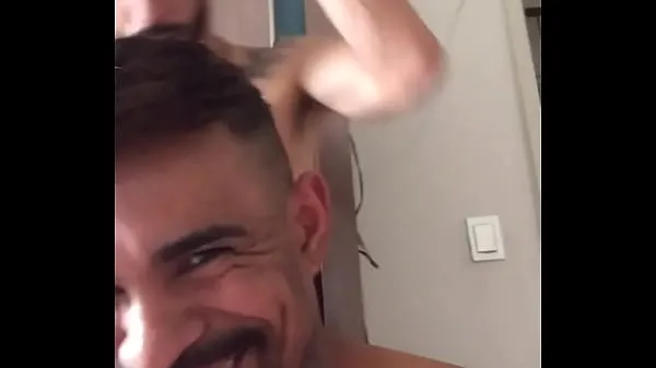 HD Mamando o barbeiro dotadao depois do corte de cabelo sürücü Tüpü