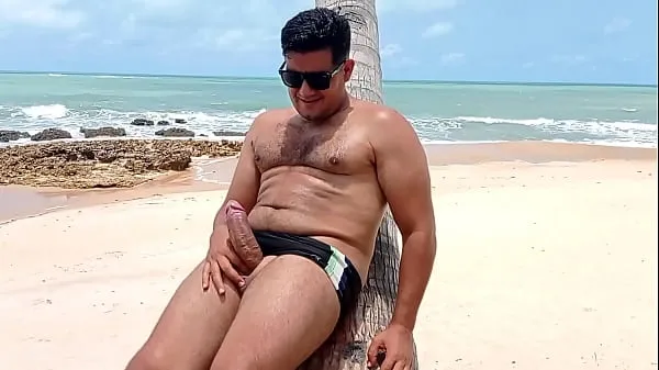 HD Yuri Gaúcho se masturbando na Praia de Coqueirinho PB com banhistas na praia sürücü Tüpü