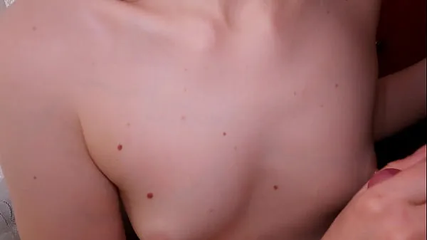 Tubo di azionamento 18 year old babe with tiny tits sucks cock HD