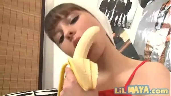 أنبوب محرك Teen food fetish slut fucks banana - Lil Maya عالي الدقة