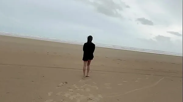 Tube d’entraînement HD ladyboy sexy se masturbe la bite sur la plage