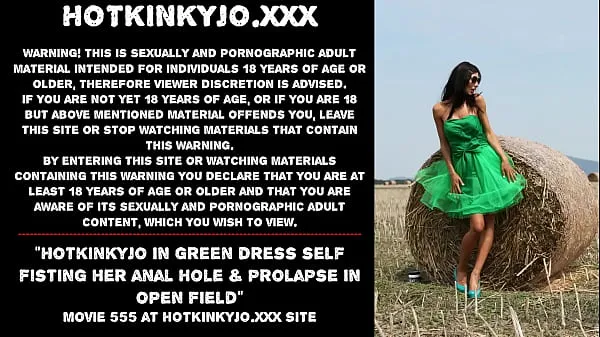 Trubka pohonu HD Hotkinkyjo in green dress self fisting her anal hole & prolapse in open field