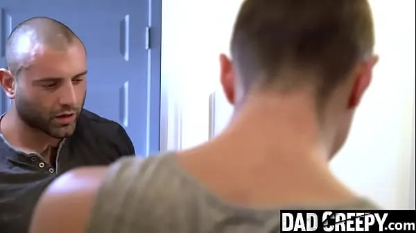 Tube d’entraînement HD Un beau-père en chaleur baise son jeune beau-fils quand il est absent - DadCreepy