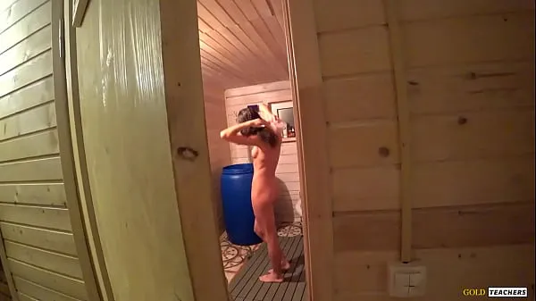 HD Conheci minha linda meia-irmã magrinha na sauna russa e não resisti, espancá-la, dar pau pra chupar e foder na mesa acionamento Tube