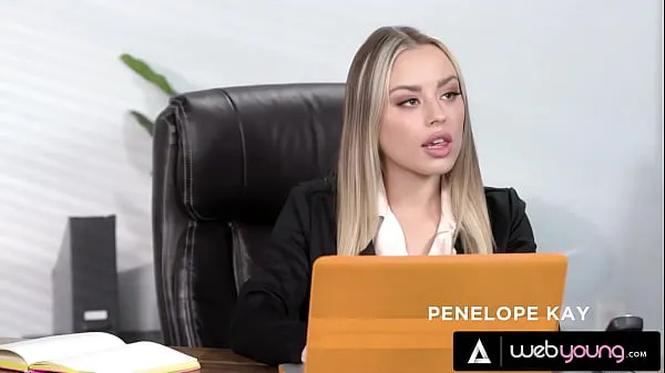 Unidad de La empresaria y líder de una de las compañías más grandes de Estados Unidos, Anna Claire Clouds, llama a TI después de encontrar un problema con su computadora. La nueva pasante de TI, Penelope Kay, aparece lista para ay HD Tube