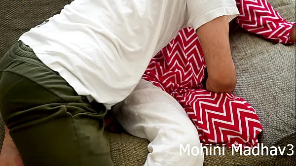 Tubo di azionamento Indian Aunty si comporta come un uomo e lo scopa duramente in abito rosso con discorsi di sesso hindi HD