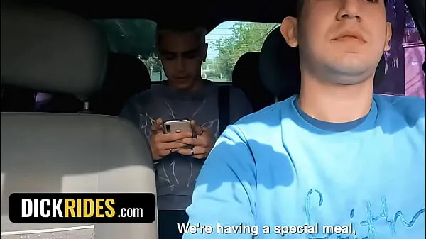 Unidad de El taxista cachondo Leo Blue se folla duro a un lindo pasajero y se corre en su boca - Dick Rides HD Tube