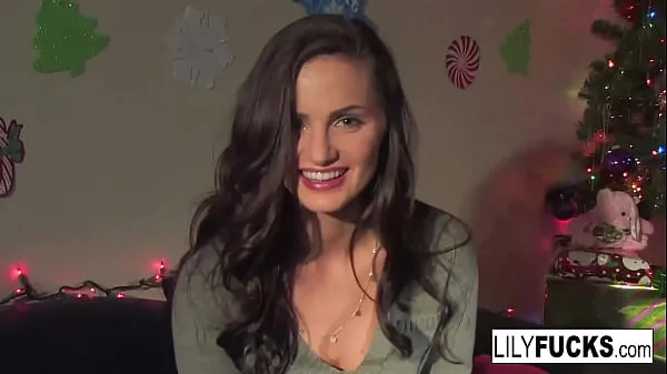 HD Lily nos conta seus desejos de Natal com tesão antes de se satisfazer em ambos os buracos acionamento Tube
