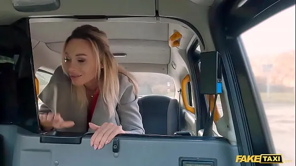 HD Fake Taxi Blonde vestindo uma calcinha vermelha de aparência incrível leva um pau enorme em sua buceta acionamento Tube