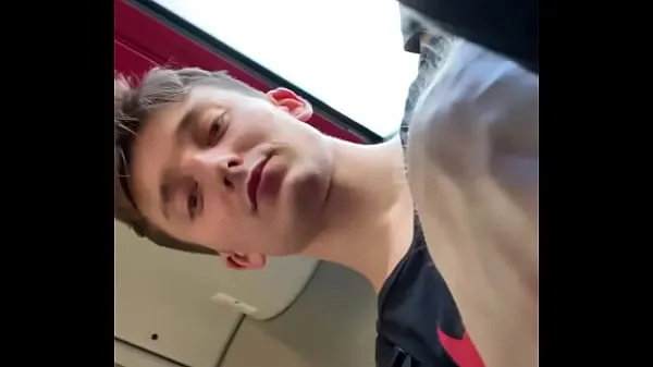 HD Twink voltando para casa da escola se masturba grande pau no ônibus e faz uma enorme gozada no banco acionamento Tube