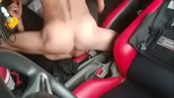 Tube d’entraînement HD Baiser la chatte d'une MILF asiatique dans la voiture jusqu'à ce qu'il jouisse