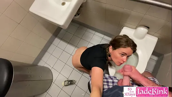 HD Real amateur couple fuck in public bathroom aandrijfbuis