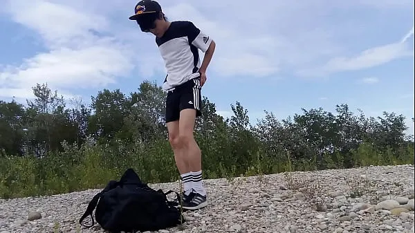 HD Der süße Schnuckel Jon Arteen trägt ein schwarzes Adidas-Outfit, zeigt seine Unterwäsche, läuft frei herum, holt sich durch seine kurzen Shorts einen runter und kommt draußen Laufwerk Tube