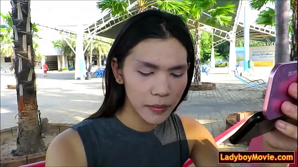 Tubo di azionamento Ladyboy si masturba nel bagno pubblico HD